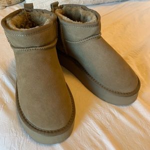 Platform Ugg mini boots (mustard seed)